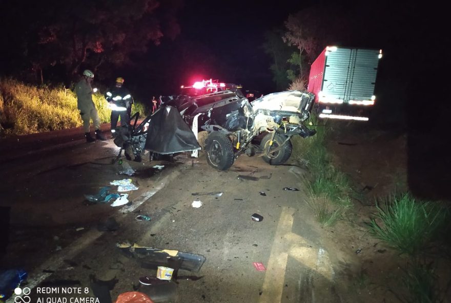 Colisão entre três veículos na BR-364, em Mineiros (Foto: PRF/Divulgaçao)