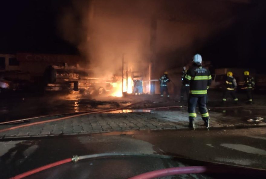 Incêndio destruiu caminhão, posto e outros veículos / Foto: Corpo de Bombeiros