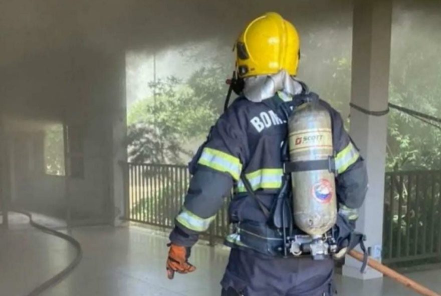 Bombeiros acreditam que incêndio pode ter sido provocado por conta da fiação / Foto: Reprodução