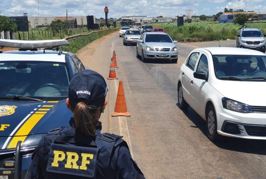 PRF faz barreira para conferir veículos e uso de cinto (Foto: PRF/Divulgação)