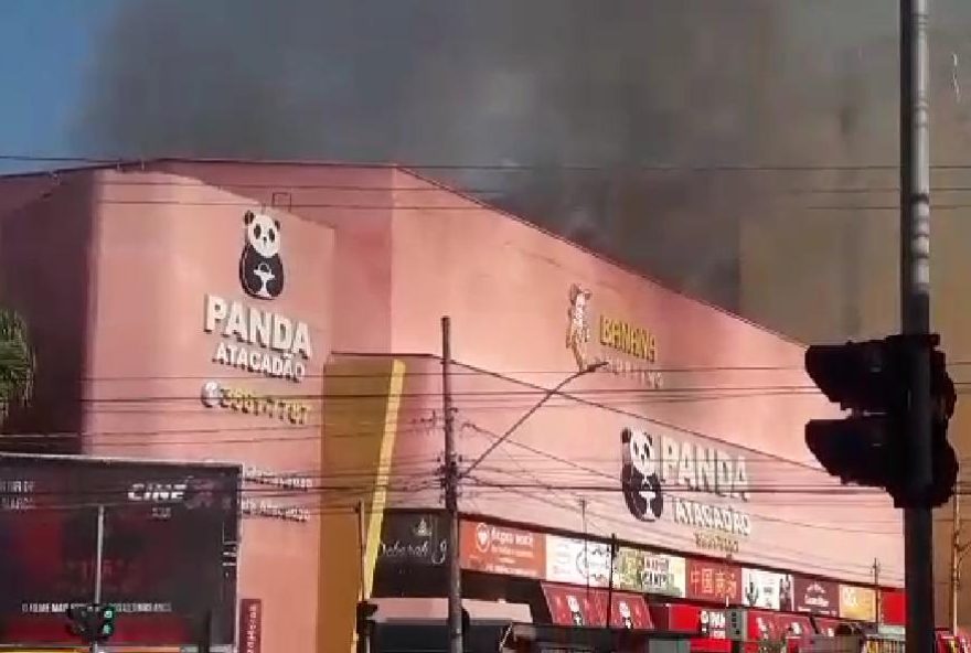 Corpo de Bombeiros tenta conter chamas com seis viaturas / Foto: Corpo de Bombeiros