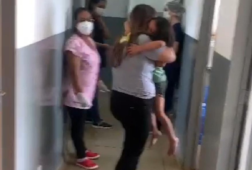 Mãe reencontrou filhas no hospital de municipal de Goianápolis / Foto: PM