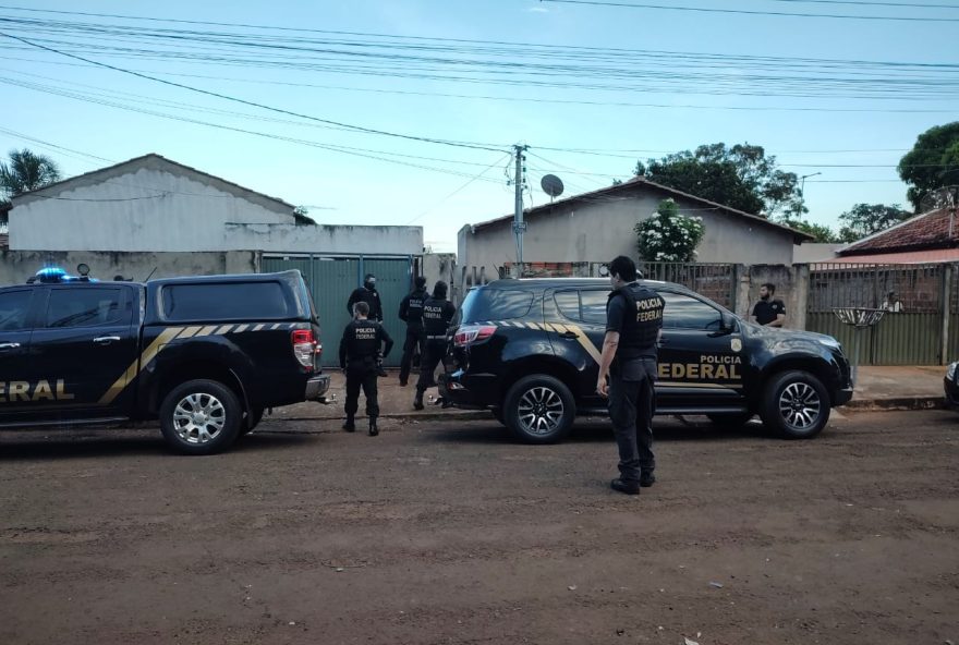 Polícia Federal durante operação na casa do aluno da UFG. (Foto: Divulgação PF)