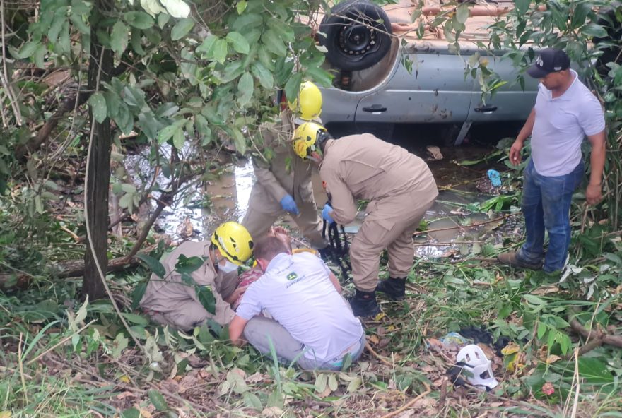 Acidente na zona rural de Uruaçu deixou nove feridos. (Foto: Corpo de Bombeiros de Goiás)