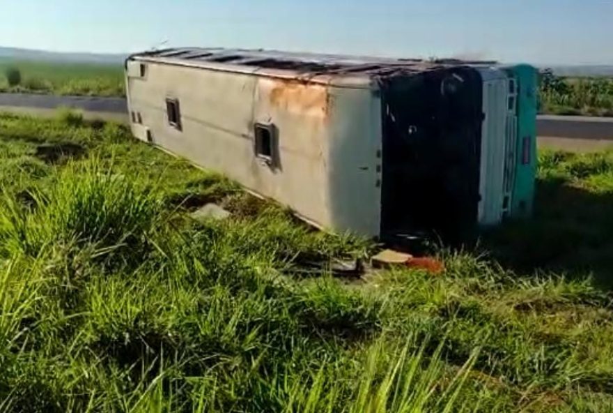 Ônibus que tombou na BR-060, em Indiara. (Foto: Print de vídeo PRF)