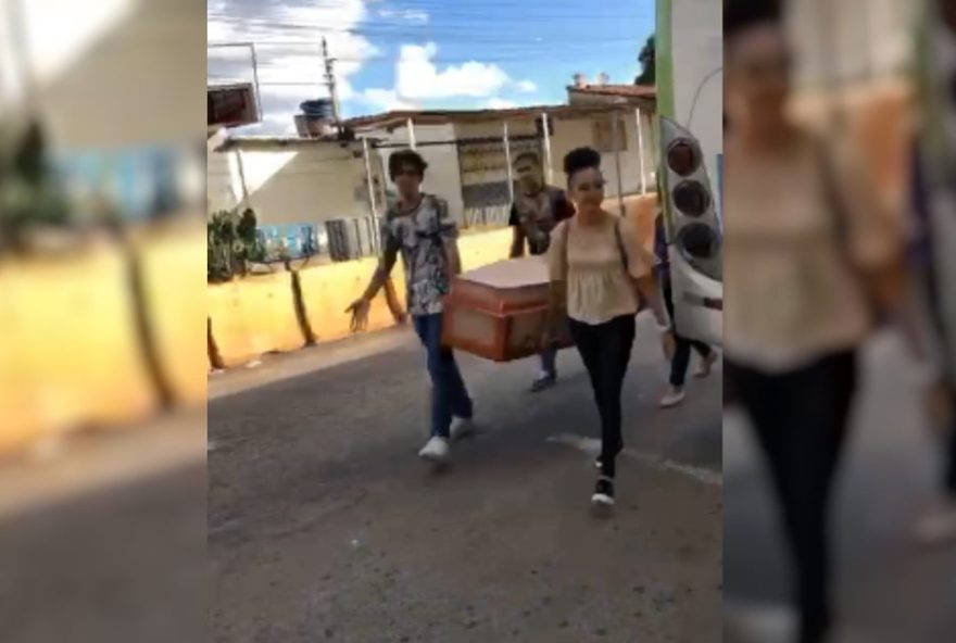 Jovens carregam caixão dentro de ônibus em Goiânia (Foto: Reprodução/Redes Sociais)