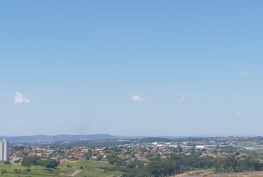 Céu com poucas nuvens em Goiânia (Foto: Samantha Souza)