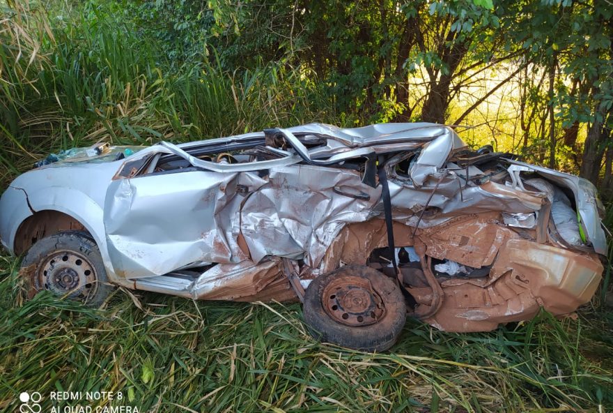 Carro após cair em ribanceira na BR-060, em Rio Verde. (Foto Divulgação PRF)