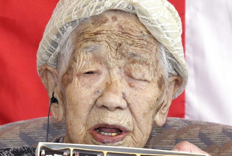 Considerada a mulher mais velha do mundo pelo livro dos recordes, a japonesa Kane Tanaka, de 116 anos, posa com chocolates que trazem o nome das eras japonesas. Tanaka nasceu durante a era Meiji, época de grande transformação no Japão. — Foto: Ryosuke Uematsu/Kyodo News via AP