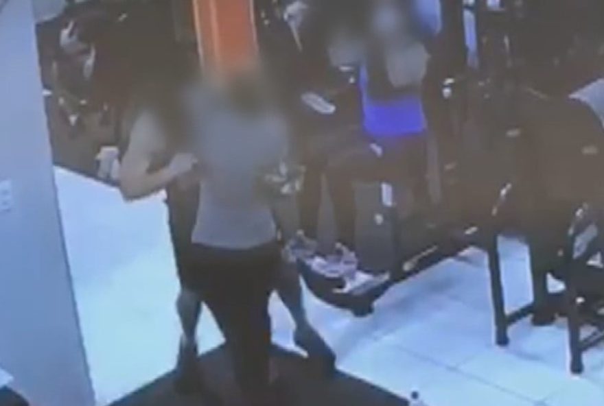 Mulher é agredida com mordida em ombro em academia de Rio Verde. (Foto: print de vídeo reprodução PC)