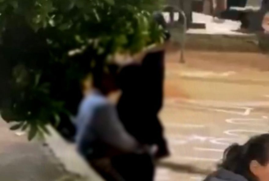 Casal flagrado fazendo sexo em praça pública de Campo Grande (Foto: reprodução vídeo)