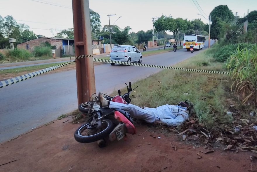 Homem morre após bater contra poste no Conjunto Vera Cruz II. (Foto: Divulgação /  DICT)