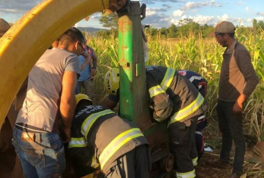 Homem fica com perna presa em máquina de moer, em Jaraguá (Foto: Divulgação Bombeiros)