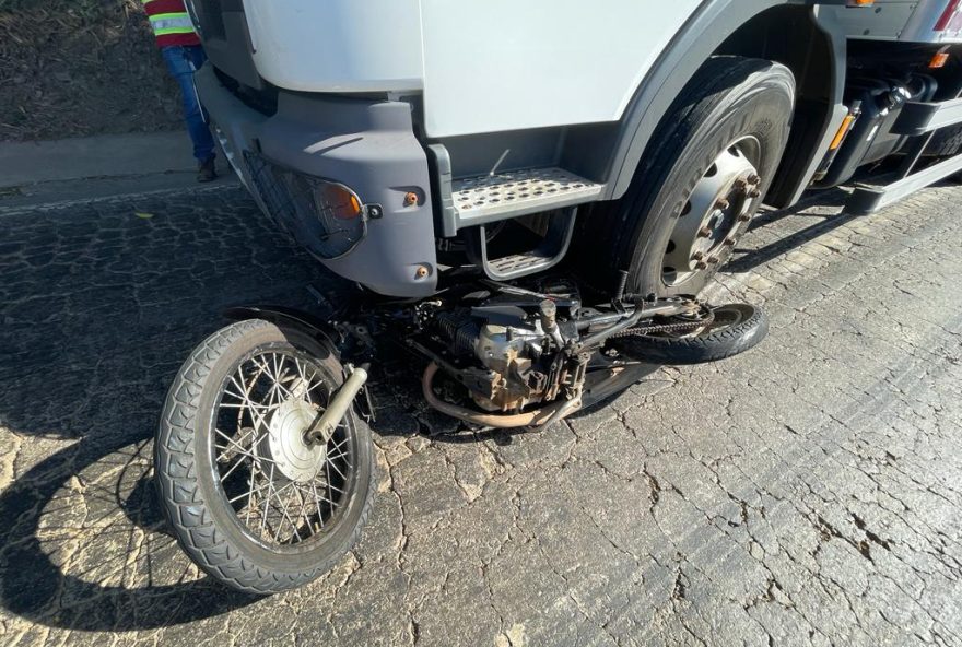 Moto da vítima teria derrapado e foi parar debaixo da roda do caminhão (Foto: Divulgação / PC)