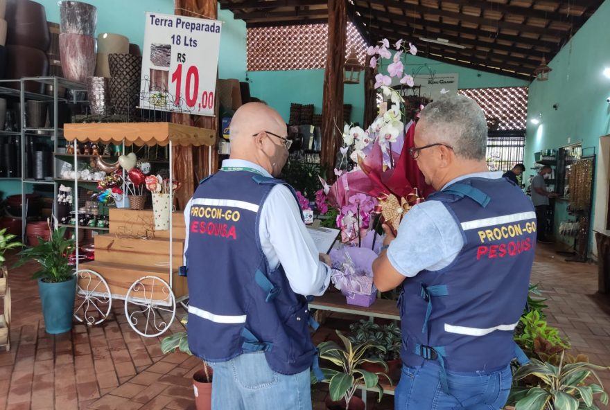 Fiscais analizando preço das flores (Foto: Reprodução/Procon Goiás)