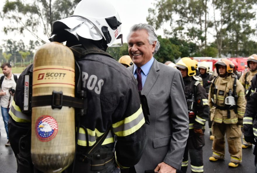 Caiado cumprimentando bombeiro (Foto: Reprodução/CBM)