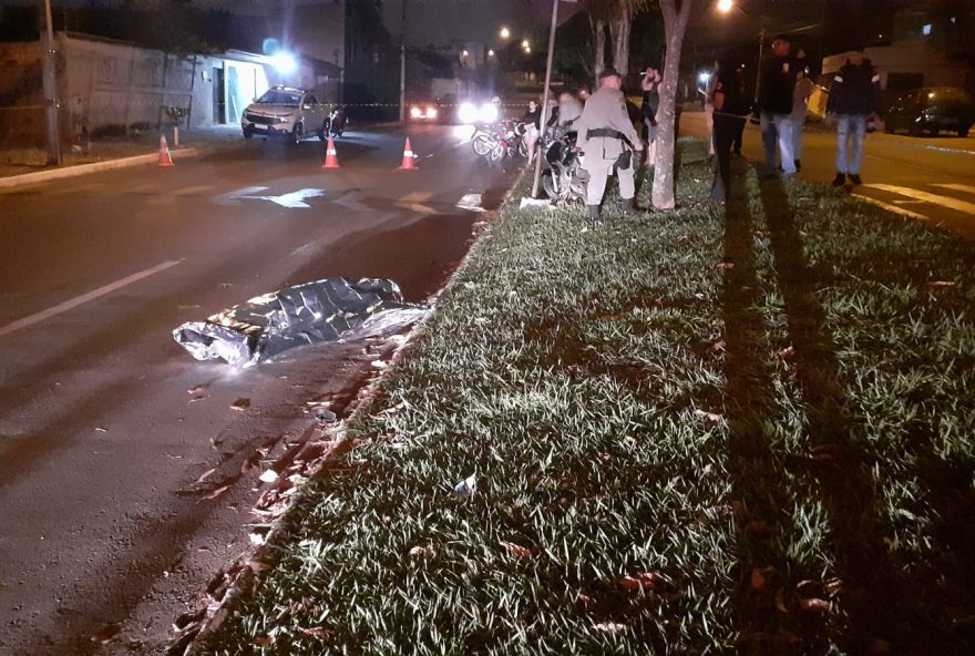 Motociclista morre após bater em placa de pare. (Foto: divulgação Dict)