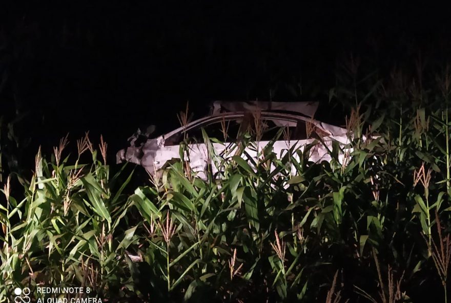 Carro envolvido em acidente na BR-452, em Rio Verde