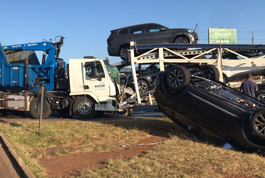 Acidente entre caminhão cegonha e carreta, na BR-060, em Anápolis. (Foto: Adiel Fábio)