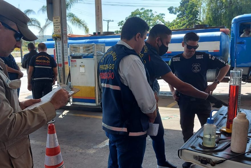 Mandados são cumpridos em seis postos. (Foto: Divulgação/ Procon Goiânia)