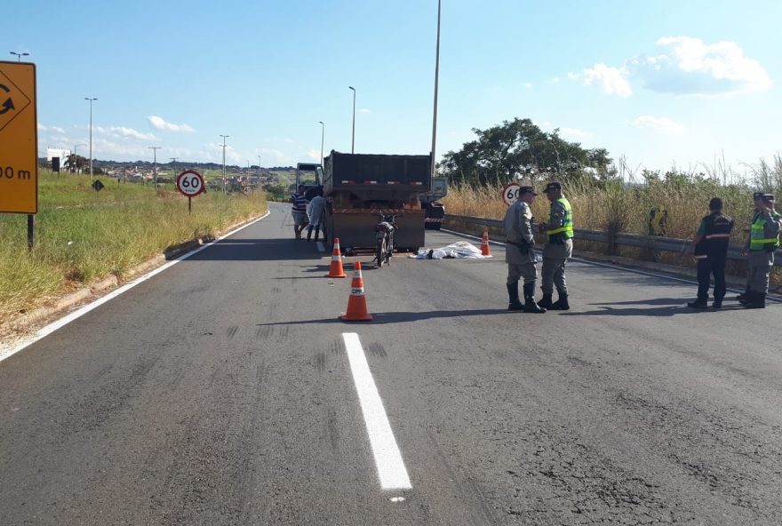 Motorista se chocou com a traseira do caminhão (Foto: Reprodução/Dict)