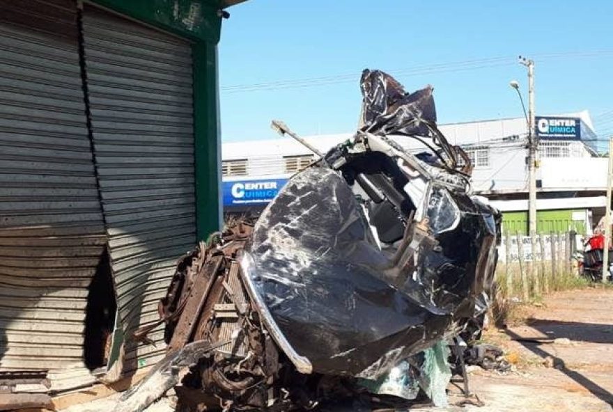 Caminhonete envolvida no racha ficou irreconhecível. Aposta de velocidade levou duas pessoas à morte, sendo uma delas uma adolescente de 15 anos de idade. (Foto: Divulgação/PCGO)