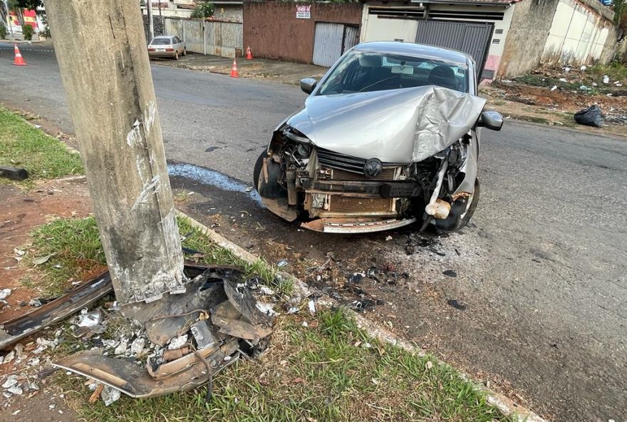 Em acidente no último sábado, criança de dois anos morreu depois que pai bateu contra poste. (Foto: Divulgação/Dict)