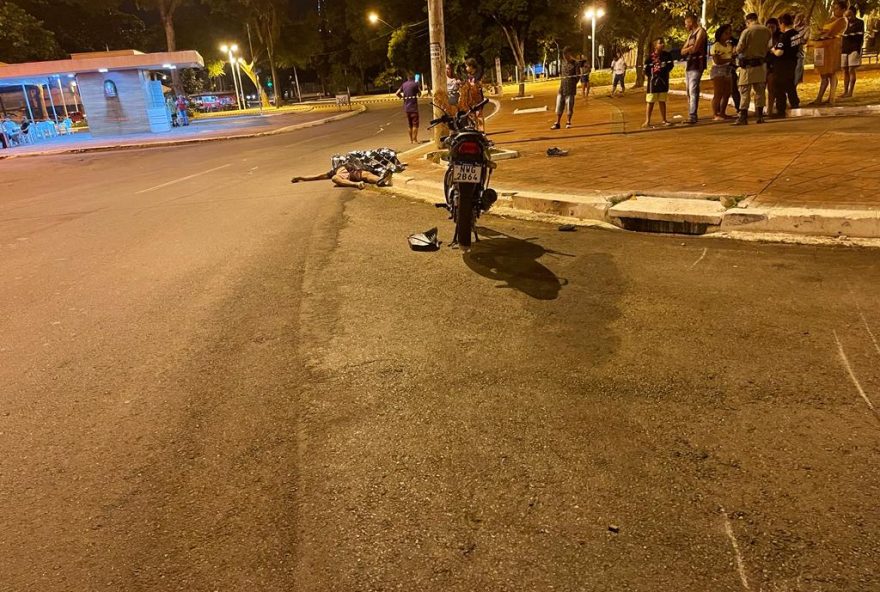 Vítima foi arremessada de moto em direção ao meio fio da 5ª avenida, no setor Vila nova, em Goiânia. (Foto: Divulgação/Dict/PCGO)