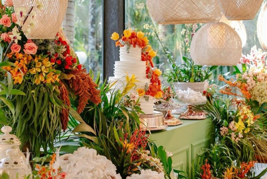 Flores tiveram aumento de 400% e foram um dos itens que mais encareceram na festa de casamento, junto com buffet. (Foto: @evellyneferreiraphoto/Reprodução/Instagram @gabrielabaleeiroeventos)