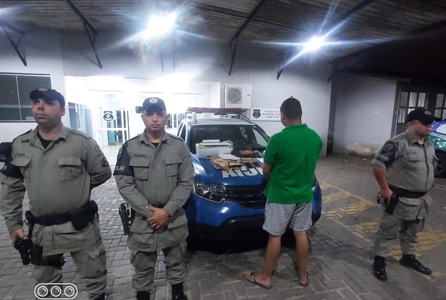 Homem é preso por vender diplomas falsos em Goiânia. (Foto: Divulgação PM)