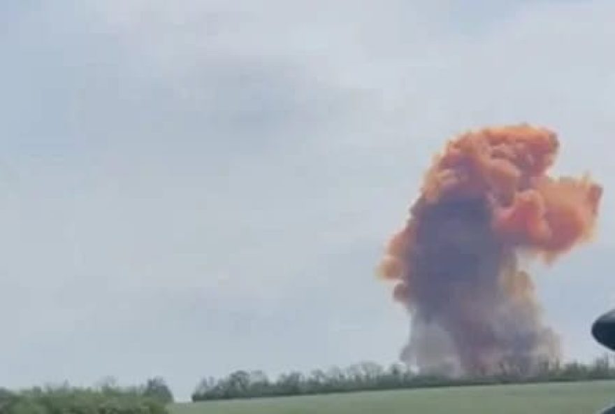 Bombardeio causa vazamento de nitrato de amônio na Ucrânia (Foto: Reprodução vídeo)