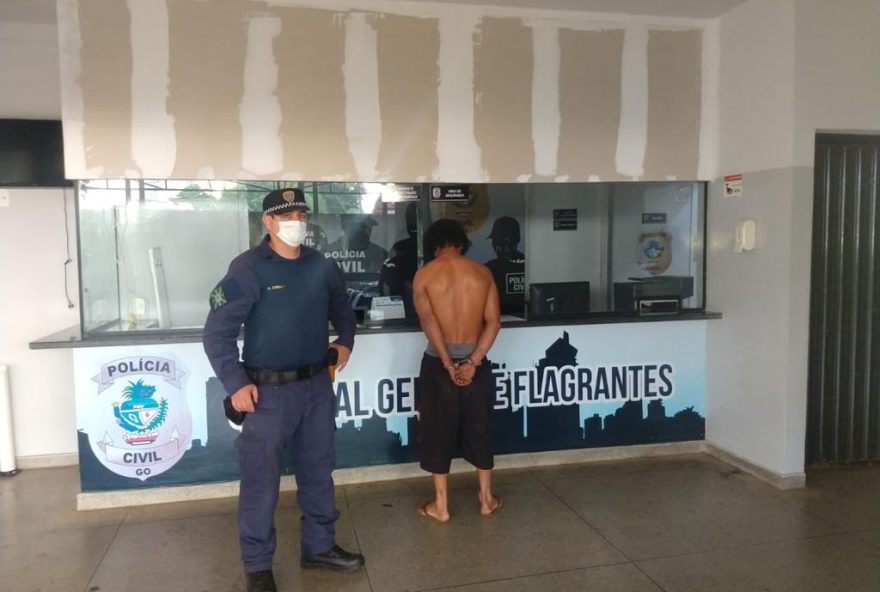 Um dos homens detidos ao ser levado à Central de Flagrantes. (Foto: Divulgação/GCM)