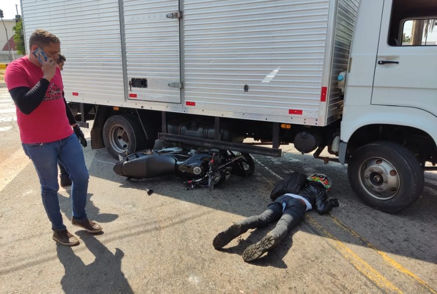 Motociclista fica gravemente ferido após bater em caminhão, em Goiânia (Foto: Divulgação Dict)