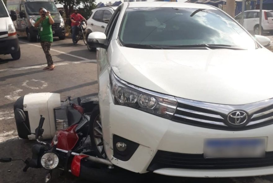 Moto é atropelada por carro, em Goiânia (Foto: Arquivo pessoal Maykon Douglas Brito)