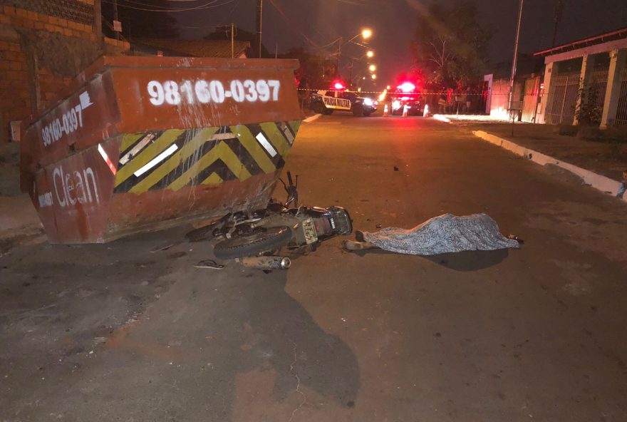 Jovem morre após bater contra caçamba de entulho, em Goiânia (Foto: Divulgação Dict)