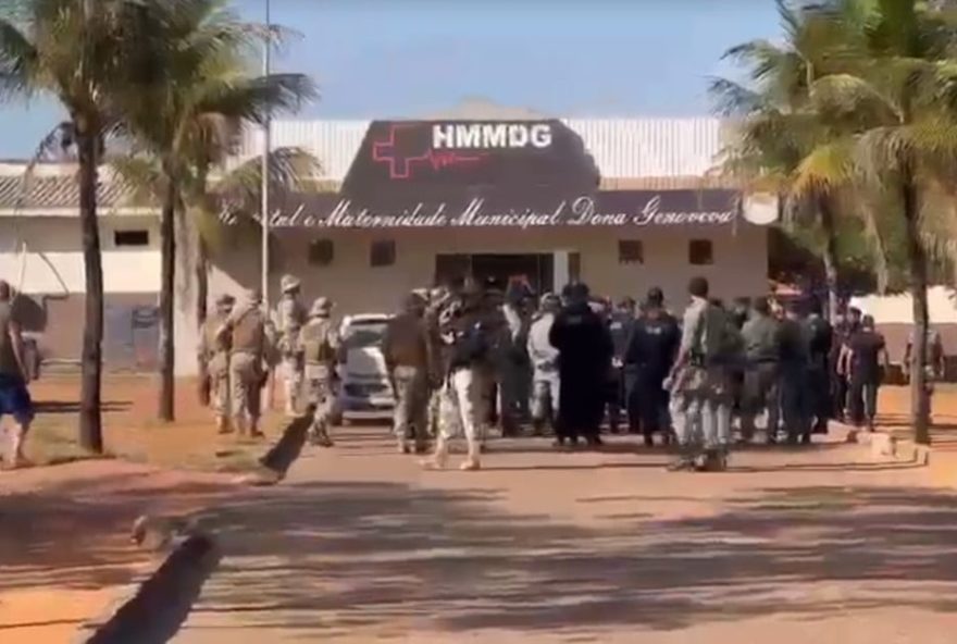 Porta do Hospital Municipal Dona Genoveva, onde foi confirmada a morte dos suspeitos de roubo a banco. (Foto: reprodução Vídeo divulgação PM)