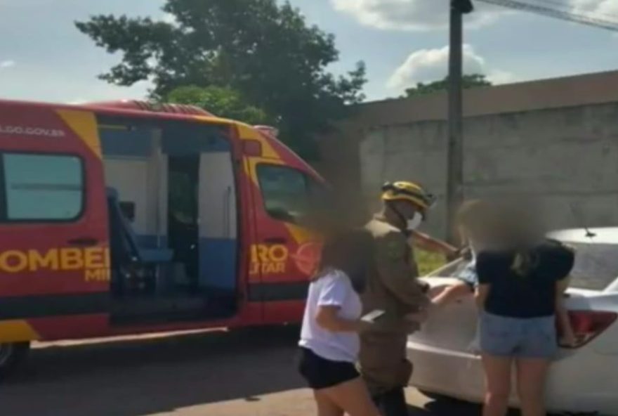 Criança pula de carro em movimento, em Posse. (Foto: reprodução TV Anhaguera)