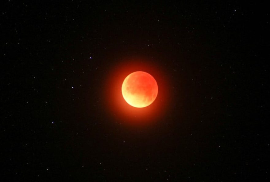 Eclipse total com 'Lua de Sangue' visto na Chapada dos Veadeiros, por volta de 1h. (Foto: Arquivo Pessoal/Pedro Cunha)