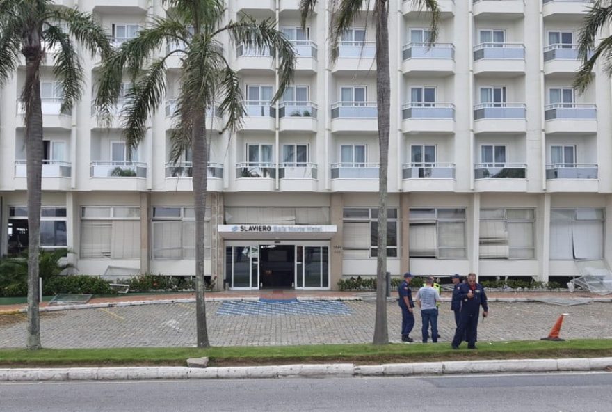 Bombeiros em frente a hotel onde houve explosão em Florianópolis (Foto: CBMSC-Divulgação)