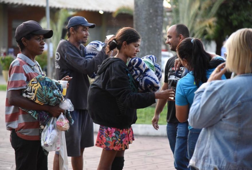 População em situação de rua recebe cobertores em Aparecida de Goiânia (Foto: Jhonney Macena)