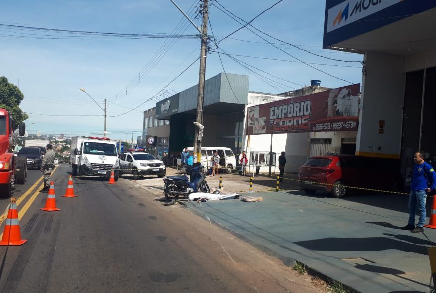 Motociclista não resistiu aos ferimentos e morreu no local. (Foto: Reprodução/Dict)