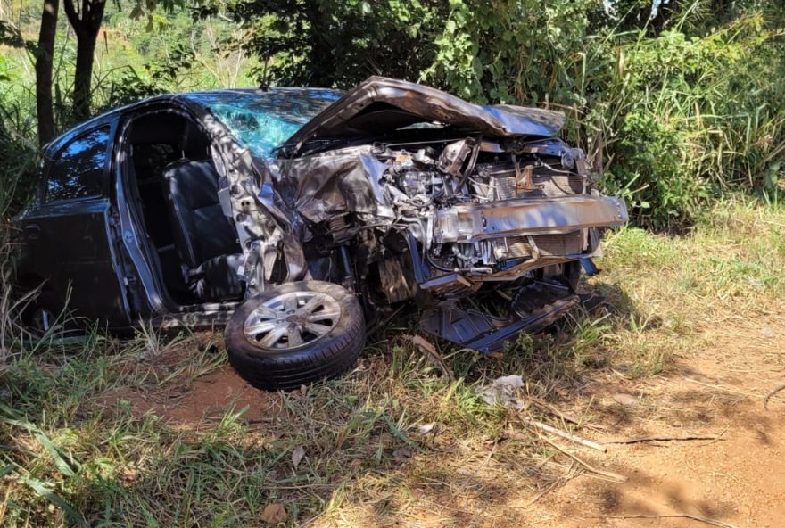 Carros ficaram totalmente destruídos. (Foto: Reprodução/PRF)