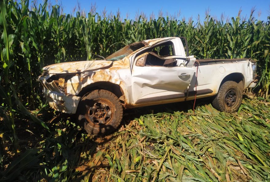 Caminhonete capota e para em plantação de milho. (Foto: Divulgação/PRF)