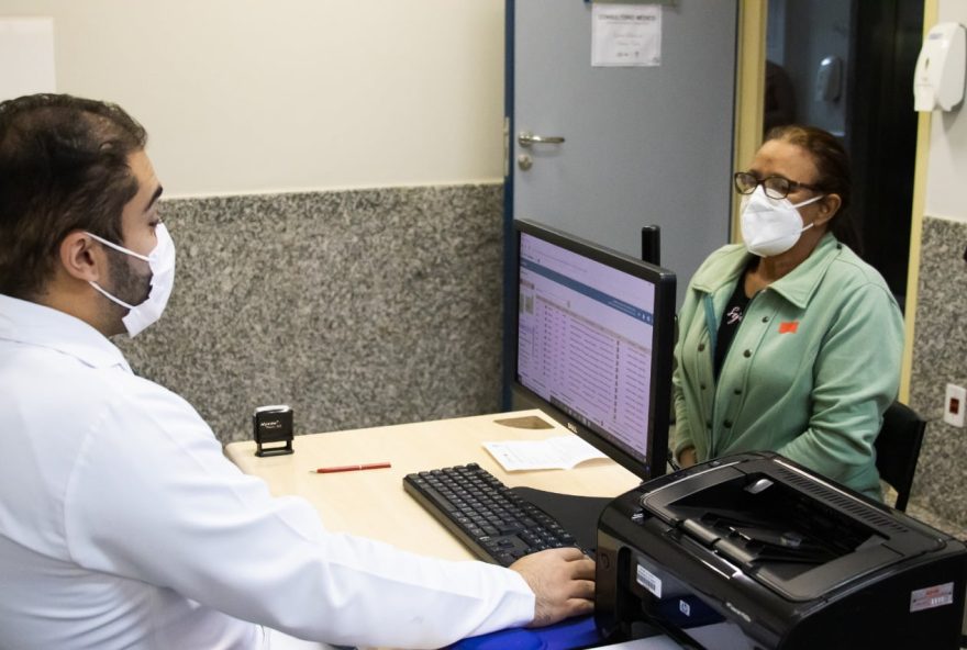 A dona de casa Maria Regina Martins, de 60 anos, finalmente passará pela cirurgia de quadril que espera há três anos.  (Foto: Governo de Goiás)