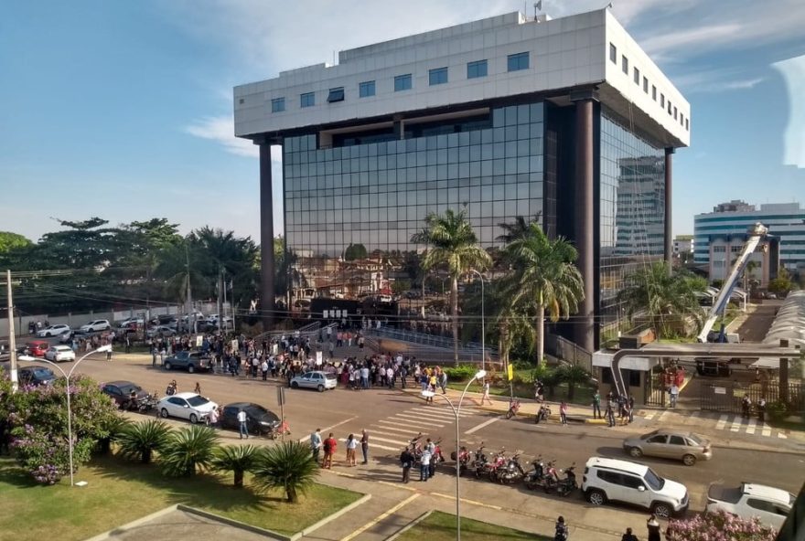 Servidores do TJ-RO deixam o prédio após tremor de terra (Foto: Eliete Marques)