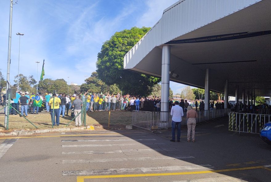 Apoiadores enquanto esperavam presidente no aeroporto. (Foto: Divulgação/Polícia Militar)