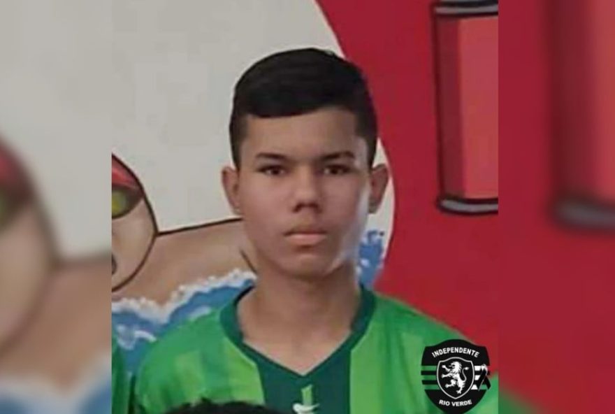 Jogador Enzo Ramos, de 14 anos, morre durante partida em Rio Verde (Foto: Reprodução / redes sociais)