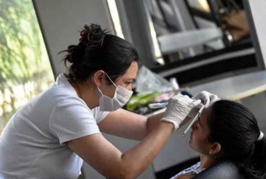 Curso oferece capacitação de design de sobrancelha com henna. (Foto: Divulgação/Sebrae)