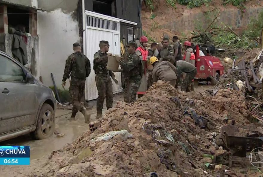 Bombeiros e Exército buscam desaparecidos em deslizamentos de barreiras no Grande Recife (Foto: Reprodução TV Globo)