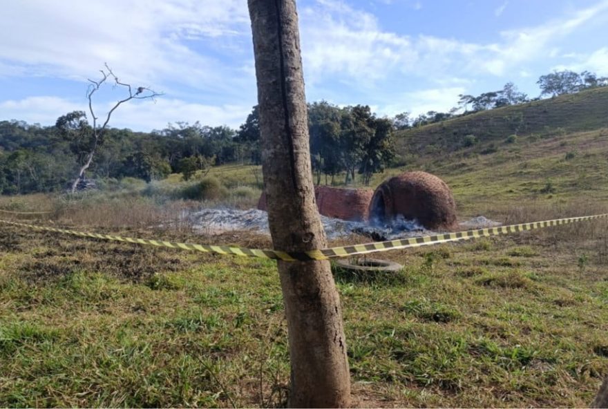 Carvoaria onde Ilda Rodrigues morreu em Orizona (Foto: Reprodução / TV Anhanguera)